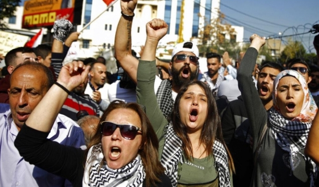 محتجون لبنانيّون 