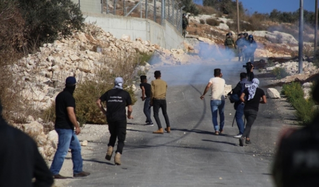 اعتداءات الاحتلال تتواصل بالخليل واعتقال لعمال شمالي الضفة