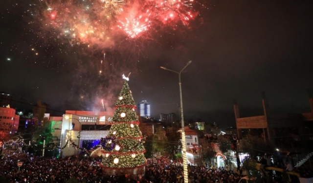 إذاءة شجرة الميلاد في رام الله