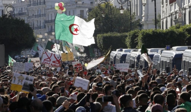الجزائر: انطلاق محاكمة مسؤولين سابقين ورجال أعمال بتهم فساد