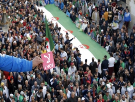 الانتخابات الجزائرية: الجيش يصر على "الواجهة المدنية" والحراك على المقاطعة