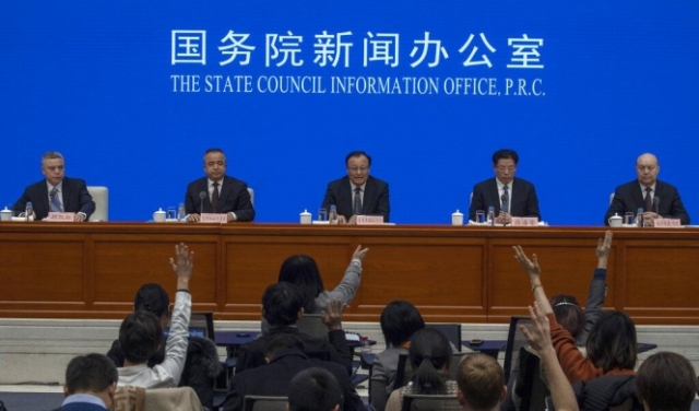 مسؤول صيني يزعم أن معتقلي الأويغور 