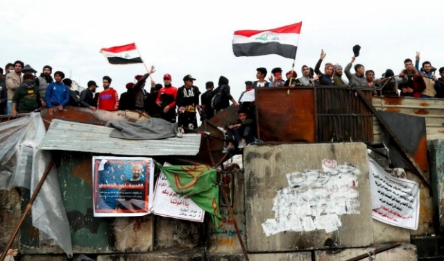العراق: متظاهرون يقتلون شابا ويعلقونه على عمود في بغداد