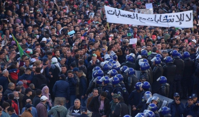 آلاف الجزائريين يتظاهرون ضد الانتخابات وإغلاق آلاف مراكز اقتراع