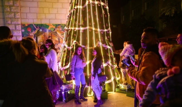 غزّة والقدس تضيئان شجرة عيد الميلاد 