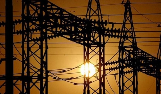 بذريعة تراكم الديون: إسرائيل تزيد عدد ساعات قطع الكهرباء بالضفة