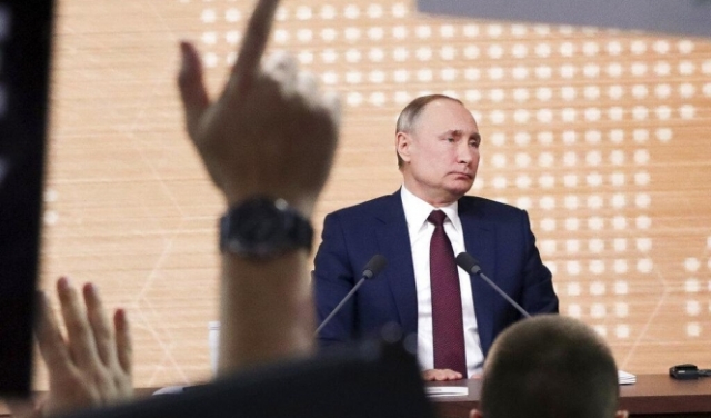 بوتين يلمح بترك الكرملين 