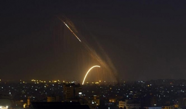 جيش الاحتلال يقصف غزة 