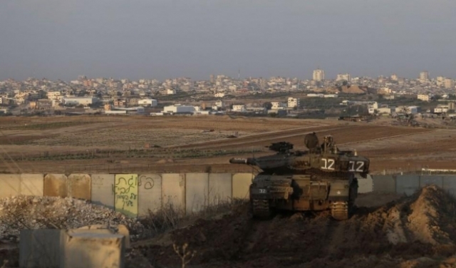 الاحتلال يعتقل فلسطينيا بعد استهدافه قباله غزة