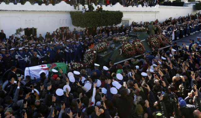 الجزائر تودع رجلها القوي: جنازة شعبية ورسمية لقايد صالح