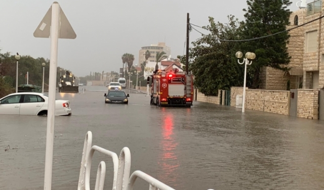 في عين العاصفة: فيضانات وسيول وتخليص عالقين بسيارات