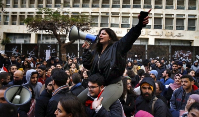 محتجون لبنانيون يتحدّون البنوك وينتزعون أموالهم
