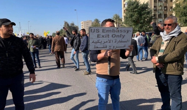  محيط السفارة الأميركية ببغداد: الحشد الشعبي يطالب المعتصمين بالانسحاب