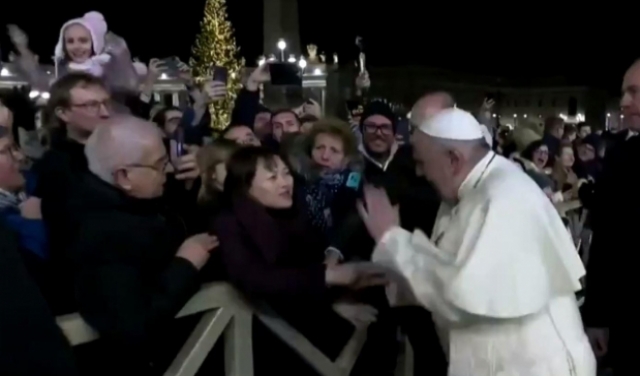 البابا فرنسيس يعتذر عن ضرب يد امرأة