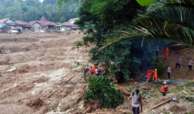 فيضانات في إندونيسيا: 60 قتيلا وعشرات الآلاف في الملاجئ  