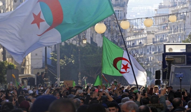 الجزائر: وزراء جدد يتحدثون الفرنسيّة ويثيرون غضب المحتجين