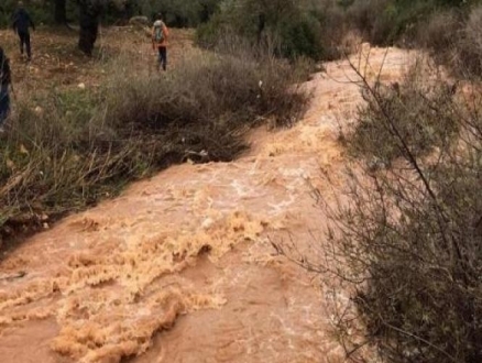 العثور على جثة علي إغبارية بسيارة جرفتها سيول