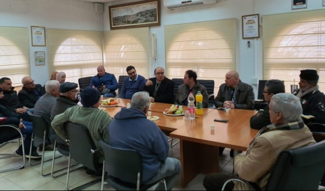 أبو شحادة يعقد جلسة عمل في مجلس أبو غوش
