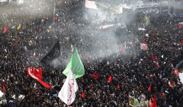 طهران: مئات الآلاف يشيعون سليماني وخامنئي يؤم بصلاة الميت