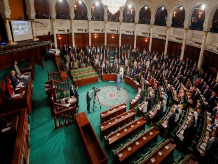 تونس: البرلمان يرفض منح الثقة للحكومة ومفاوضات لتكليف جديد