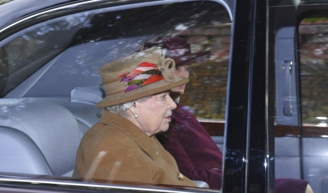 الملكة إليزابيث تلتقي هاري بعد تنازله عن مهامه الملكية