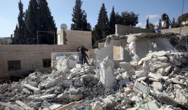 الاحتلال يصعد بهدم منازل الفلسطينيين بالقدس ومناطق 