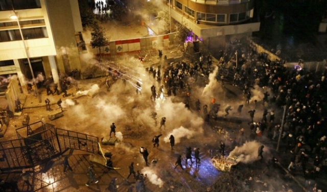 بيروت: مواجهات وإصابات بين المحتجين وقوات الأمن