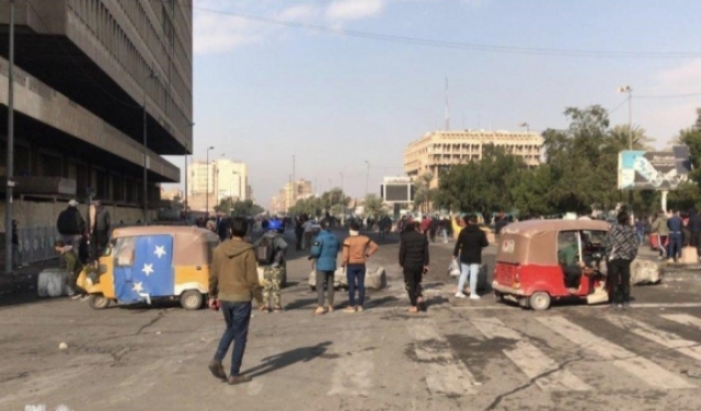 العراق: قوات الأمن تقتحم ساحات الاعتصام في بغداد والبصرة