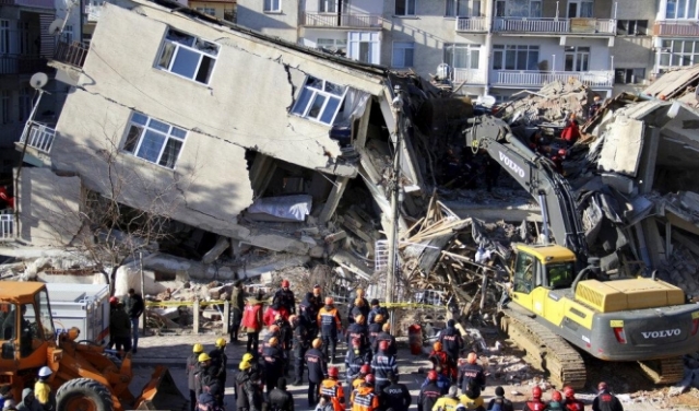 زلزال تركيا: مصرع 29 شخصا والبحث عن ناجين تحت الإنقاض