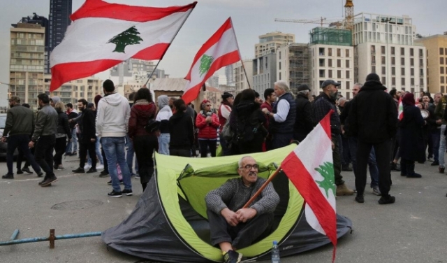 لبنان: إقبال كبير على مكاتب الهجرة