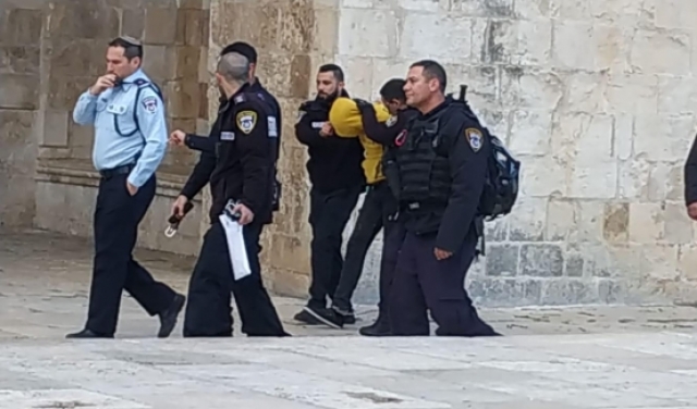 القدس: قوات الاحتلال تعتقل فلسطينيين بادعاء حيازتهما سكينا