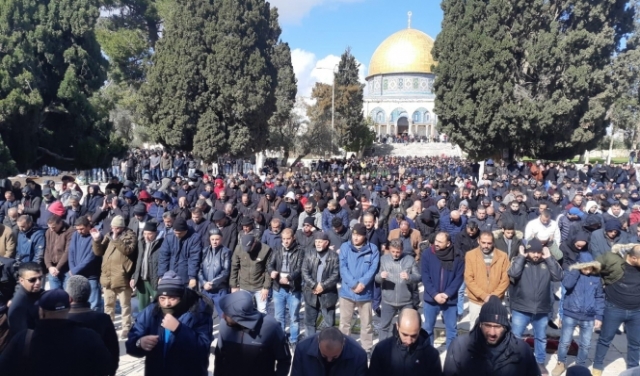حشود فلسطينية تؤدي الجمعة بالأقصى رغم قيود الاحتلال
