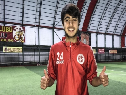 آدم لاجئ سوري شق طريقه نحو احتراف كرة القدم