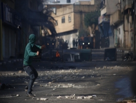 طولكرم: إصابات وحالات اختناق إثر المواجهات مع قوات الاحتلال