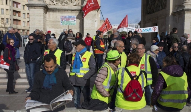 باريس: اعتقال 32 متظاهرًا من السترات الصفراء