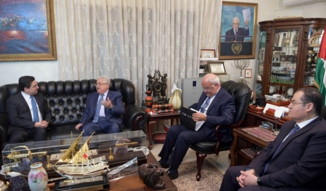 عباس يبحث مع وزير الخارجية المغربي سبل مواجهة 