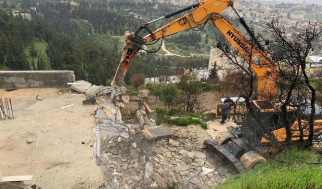 جبل المكبّر: الاحتلال يجبر عائلة فلسطينيّة على هدمِ بيتها
