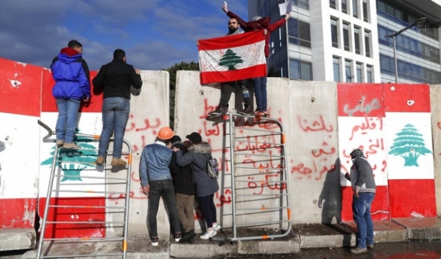 بيروت: اندلاع اشتباكات بين الأمن والمتظاهرين في 