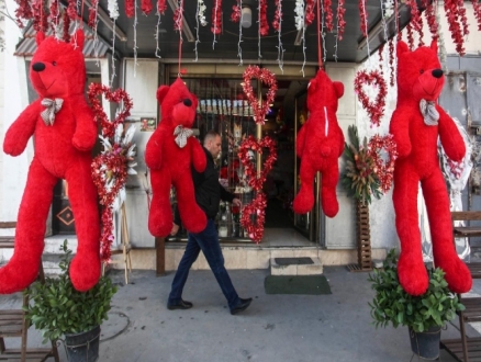دكاكين غزة تتزيّن بالأحمر استعدادًا لعيد الحبّ