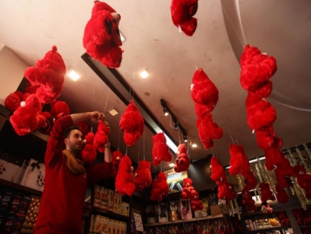 "دباديب" حمراء تملأ الدكاكين في غزة استقبالًا لعيد الحبّ