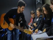 مدرّس للموسيقى يبني جسورًا سيمفونيّة للتواصل مع المصابين بالتّوحّد