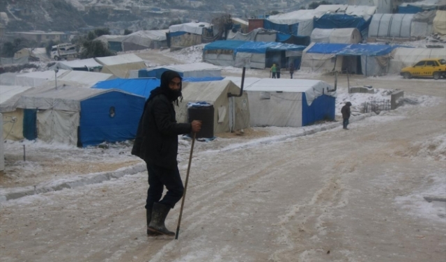 مخيمات النازحين في شمال سورية ترزح تحت الثلج والبرد