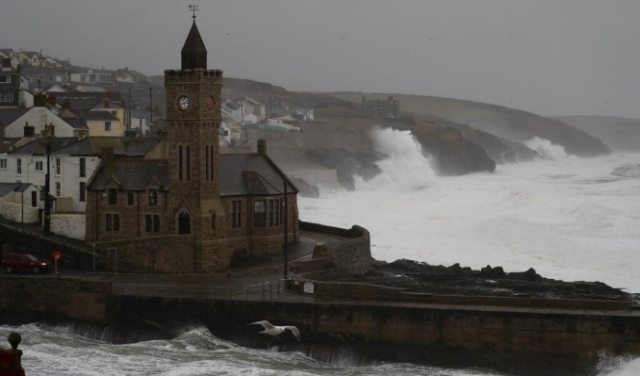 بريطانيا: إعلان حالة الطوارئ بعدة مناطق بسبب عاصفة دينيس