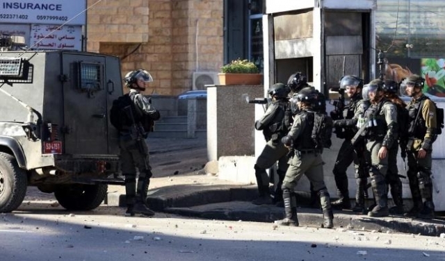 جيش الاحتلال يصادر صفًا مدرسيًا ويعتقل فلسطينيًا في الخليل
