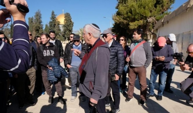 مستوطنون يقتحمون ساحات الأقصى والاحتلال يستدعي محافظ القدس