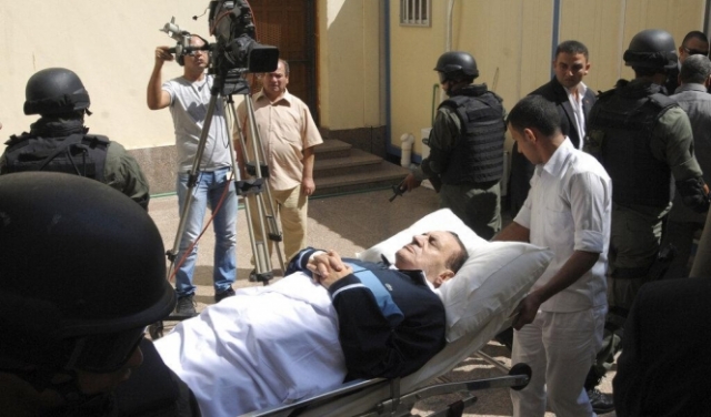 الإمارات دفعت السيسي لتشييع مبارك بجنازة عسكرية