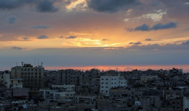 سماء غزة: الشمس تعانق الغيوم قبل الغروب