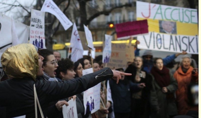 مظاهرات ضد فوز متهم بالاغتصاب بجائزة 
