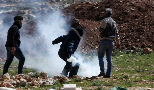 63 مُصابًا خلال مواجهات مع جيش الاحتلال في الضفة 