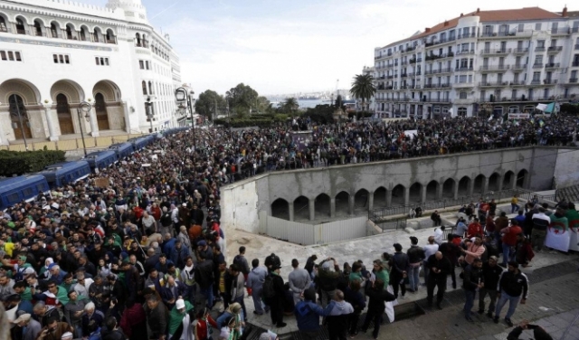 الجزائر: قمع مسيرة شعبية ضد النظام واعتقال 10 ناشطين